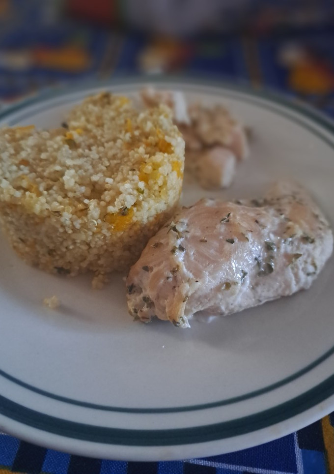 Una foto de Quinoa con Cuscús acompañado con filetillos de pollo 🍗