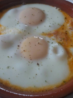 Una foto de Huevos al horno con tomate