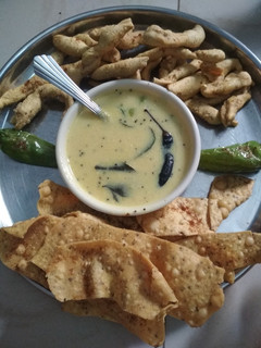 ફાફડા  વણેલા ગાઠીયા (fafada vanela gathiya recipie in Gujarati) રેસીપી મુખ્ય ફોટો