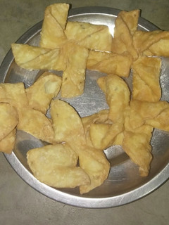 मठरी (mathri recipe in Hindi) रेसिपी मुख्य फोटो