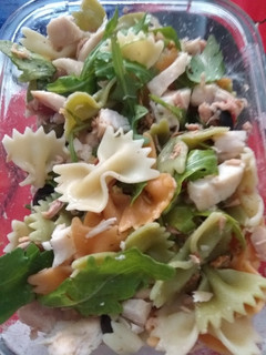 Una foto de 🥗 Ensalada de pasta con pollo