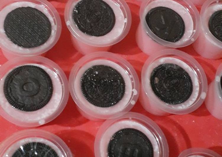 Puding Oreo merah