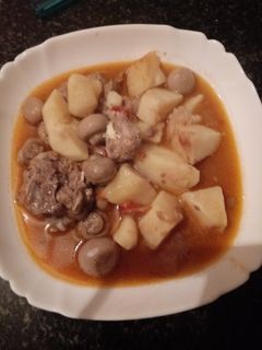 Una foto de Patatas con cordero y champiñones en la olla gm g