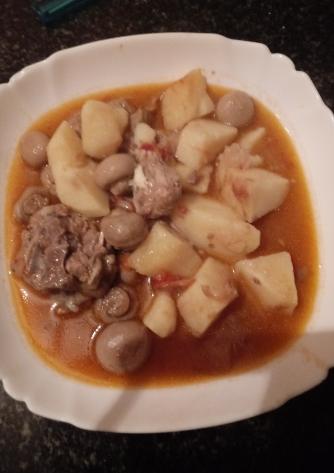 Una foto de Patatas con cordero y champiñones en la olla gm g