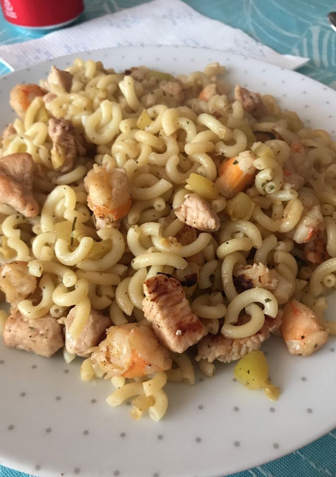 Una foto de Fideos Fideuá con calabacín y langostinos