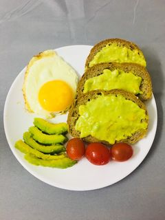 Hình của món Bánh mì đen ăn kèm bơ trứng.