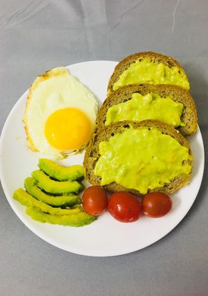Hình của món Bánh mì đen ăn kèm bơ trứng.