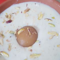 A picture of Rabri gulab jamun.