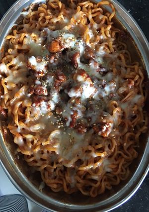 รูปของ มาม่า ไก่ผัดซอส ทัคคาลบี้ Dak galbi อบชีส