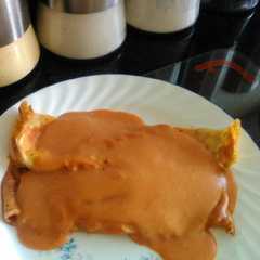 Una foto de Panqueques con queso y salsa roja