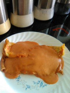 Una foto de Panqueques con queso y salsa roja