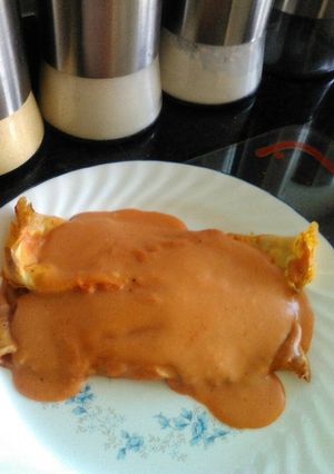 Una foto de Panqueques con queso y salsa roja