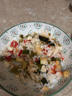 Una foto de Ensalada de arroz y verduras asadas