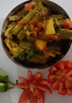 સરગવો અને બટાકા નું શાક (Saragva Bataka Shak Recipe In Gujarati) રેસીપી મુખ્ય ફોટો