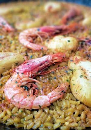 Una foto de Arroz con huevas de sepia y gamba roja