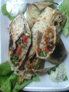 Una foto de Wraps de pollo al limón con vegetales asados