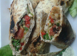 Una foto de Wraps de pollo al limón con vegetales asados