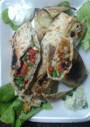 Una foto de Wraps de pollo al limón con vegetales asados