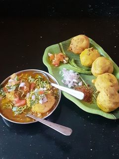 बटाटावडा - सांबार (batata vada sambhar recipe in marathi) रेसिपी चे मुख्य फोटो