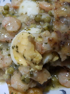Una foto de Merluza en salsa verde con Gambitas!🐟🦐🍴