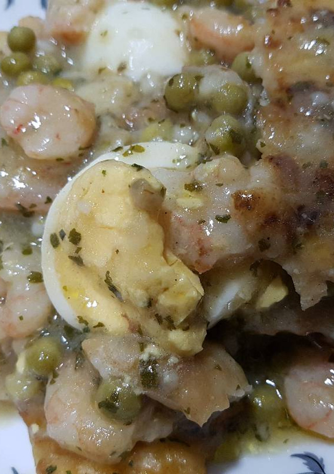 Una foto de Merluza en salsa verde con Gambitas!🐟🦐🍴
