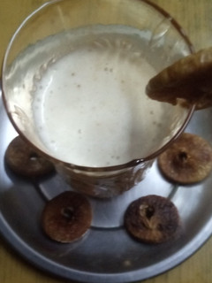 அத்தி மில்க் ஷேக் (Aththi milkshake recipe in tamil) செய்முறை முக்கிய புகைப்படம்
