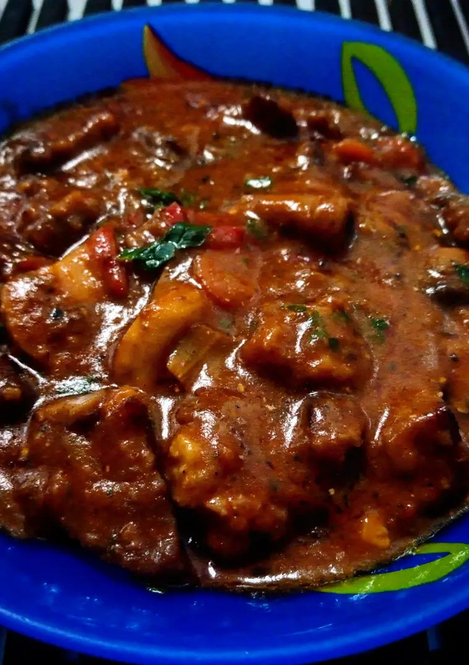Una foto de Carne de cerdo con setas de otoño