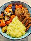 Vegan bowl con verdure arcobaleno e mini burger di amaranto