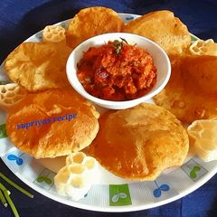 A picture of Masala Puri with tomato sabji.
