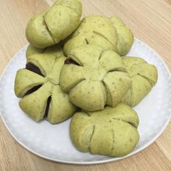 A picture of Green tea bread with red bean paste.