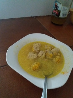 Una foto de Albóndigas en caldo con yema de huevo y azafrán
