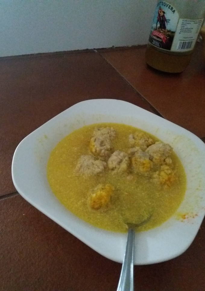Una foto de Albóndigas en caldo con yema de huevo y azafrán