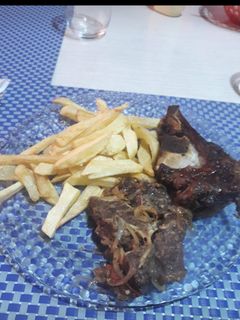 Una foto de ASADITO AL HORNO Eléctrico CON ENSALADITA y PAPAS FRITAS. Grace