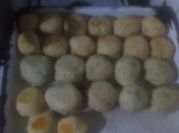 Una foto de pan de manteca y salame