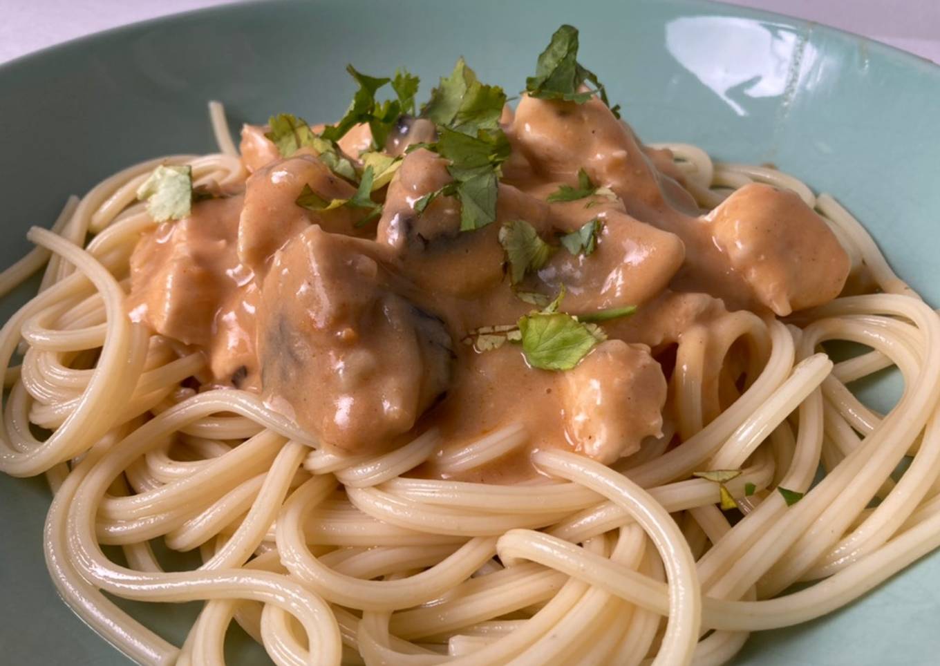 Spaghettis con pollo y champiñones en salsa cremosa