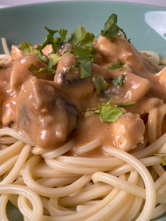 Una foto de Spaghettis con pollo y champiñones en salsa cremosa