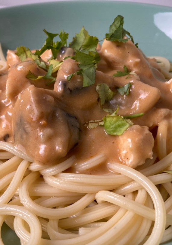 Una foto de Spaghettis con pollo y champiñones en salsa cremosa