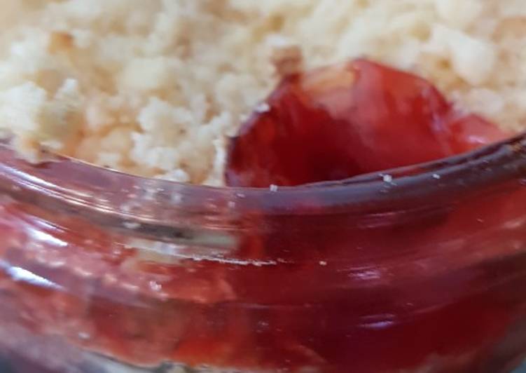 How to Make Homemade Individual rhubarb and strawberry crumble