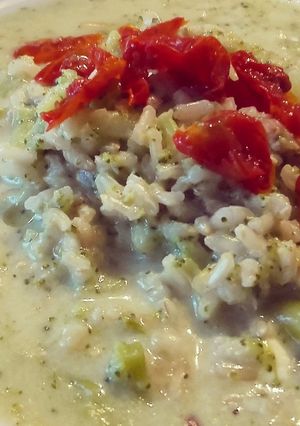 Una foto de Arroz caldoso con brócoli, tomates secos en aceite y Philadelphia