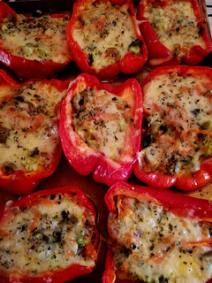 Una foto de Morrones rellenos vegetarianos