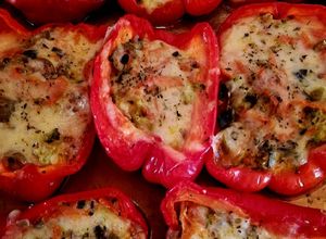 Una foto de Morrones rellenos vegetarianos