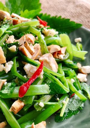 Hình của món Rau muống trộn đậu phụ, hạt điều.