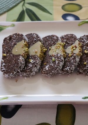 Pisztáciakrémes kókuszos kekszroládé recept fotója
