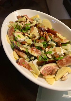 Una foto de Ensalada de higo y quesos