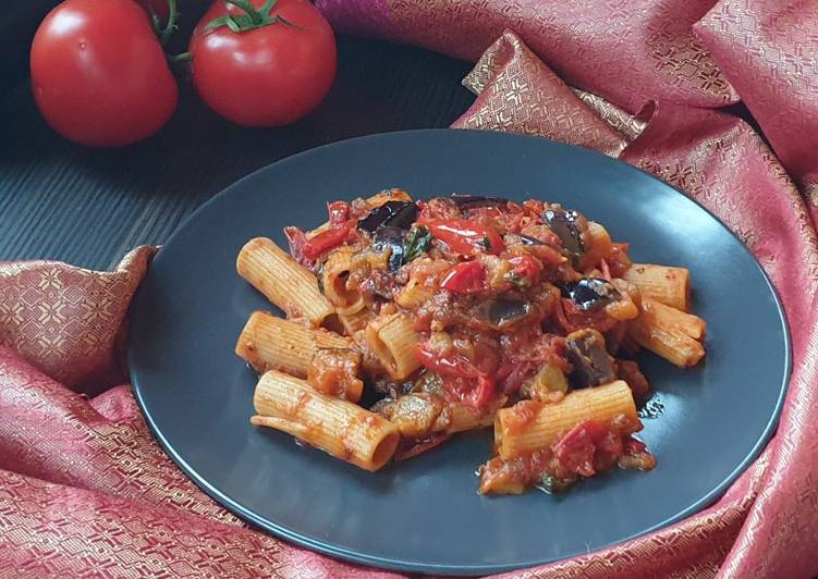 Maccheroni con melanzane e pomodori