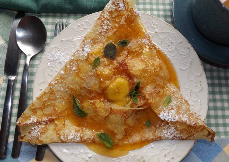 Crepê rellena de plátano y albaricoques con almíbar de limón