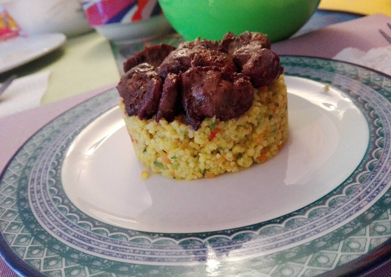 Cuscús de verduras con Higaditos de Pollo y Musabbaha Libanés