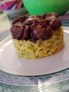 Una foto de Cuscús de verduras con Higaditos de Pollo y Musabbaha Libanés