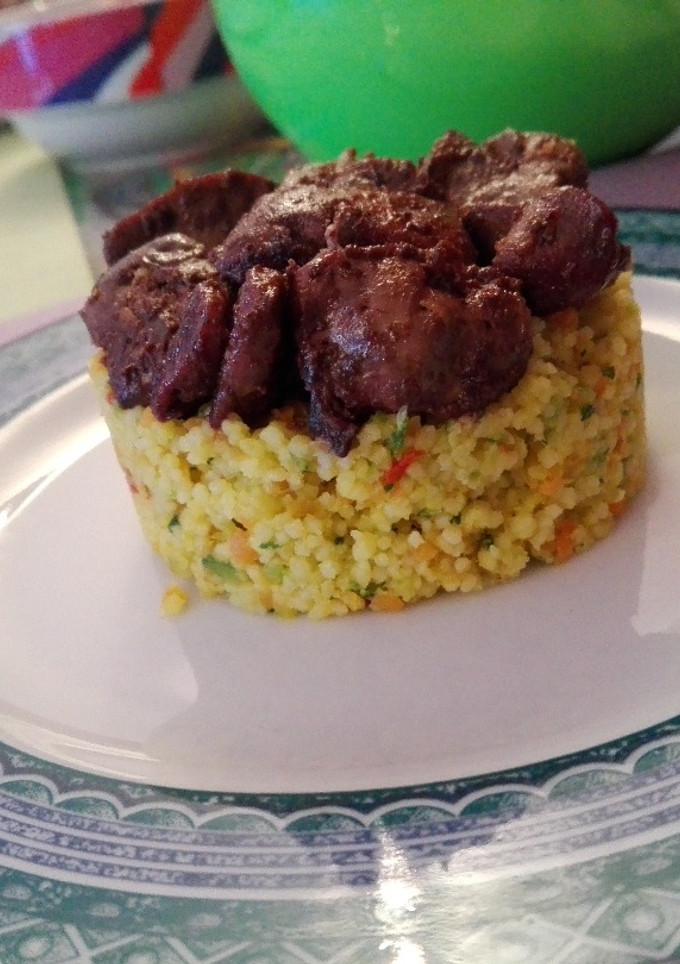 Una foto de Cuscús de verduras con Higaditos de Pollo y Musabbaha Libanés