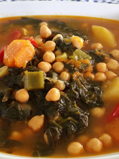 Una foto de Garbanzos con espinacas y calabaza